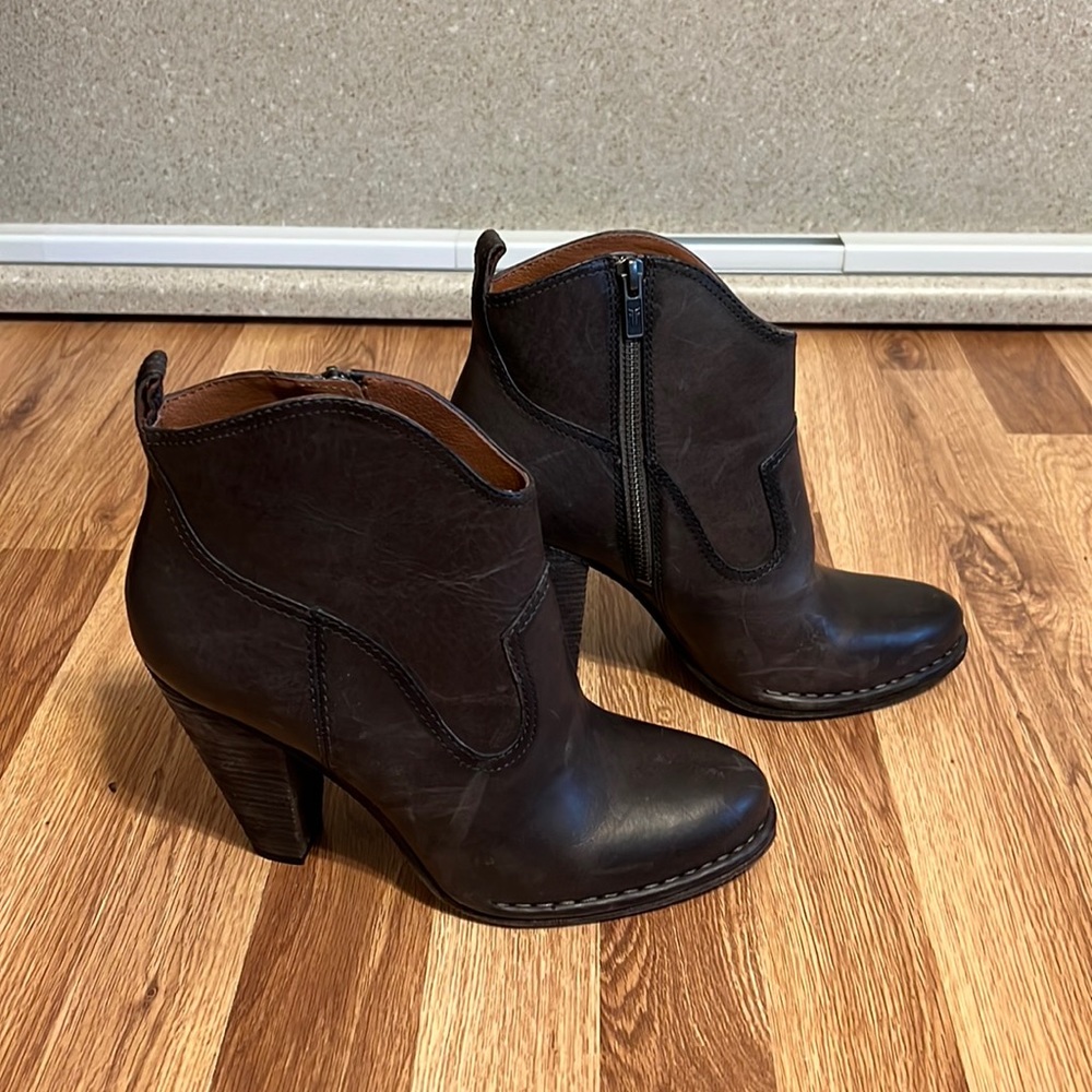 Gently Used Frye Madeline Short